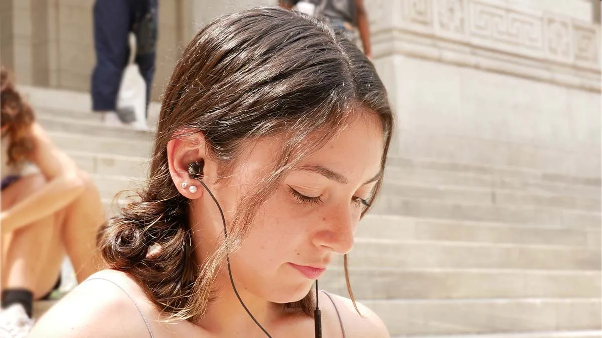 EM205 Wired Earbuds with 3.5mm Connection And Mic Remote