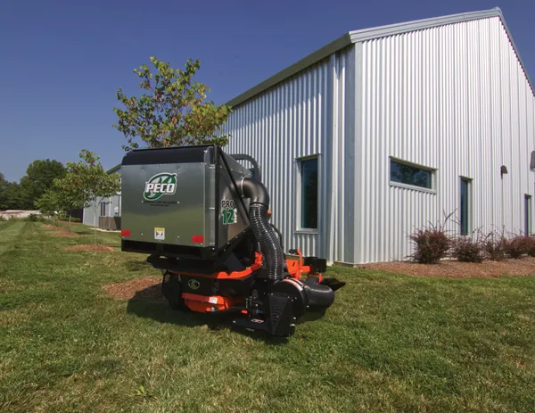 PECO John Deere Pro 12DFS 8 Bushel Powered Dump-able Aluminum Bagger w/ Briggs & Stratton 6.5hp Vanguard (06621245)