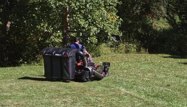 PECO John Deere Pro 3B 12 Bushel Powered Bagger w/ Briggs & Stratton 6.5hp Vanguard (06131513)
