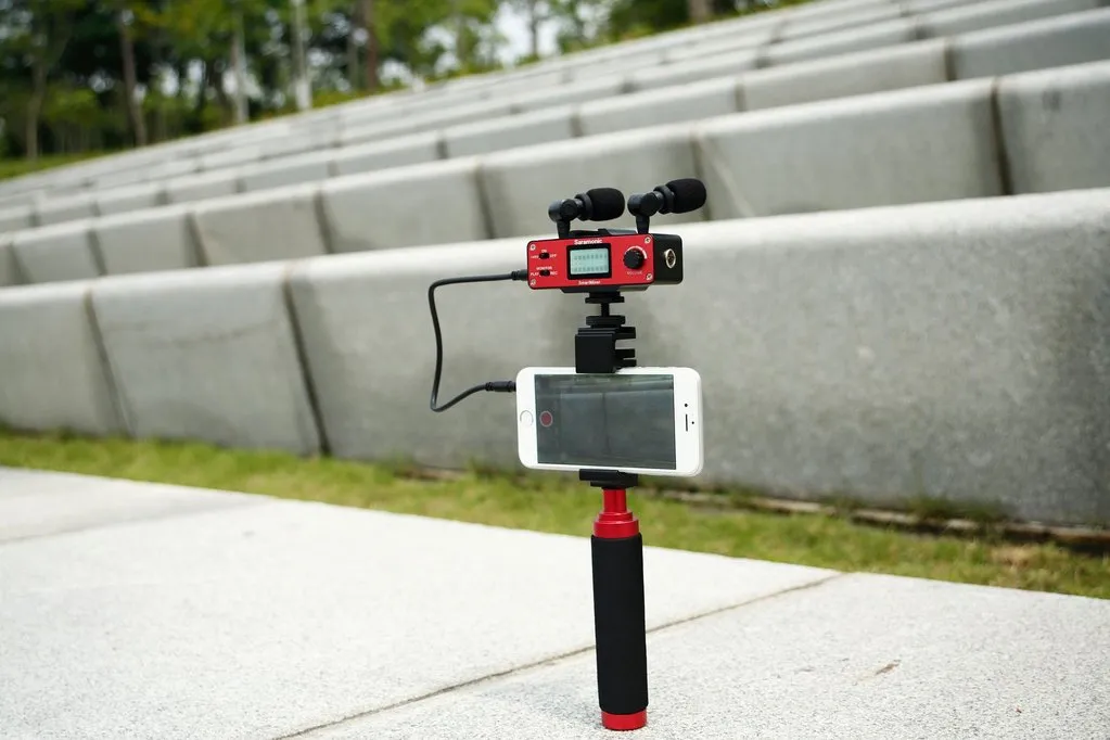 Saramonic SmartMixer Smartphone Mixer with Dual Microphones, Handgrip & Headphone Output for Apple iPhone & Android