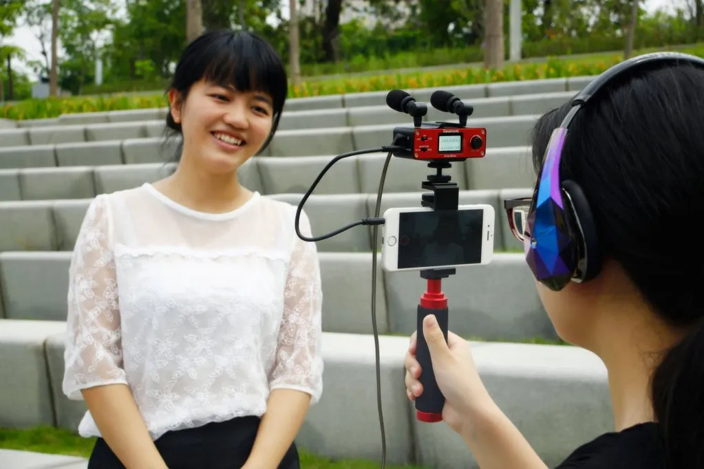 Saramonic SmartMixer Smartphone Mixer with Dual Microphones, Handgrip & Headphone Output for Apple iPhone & Android