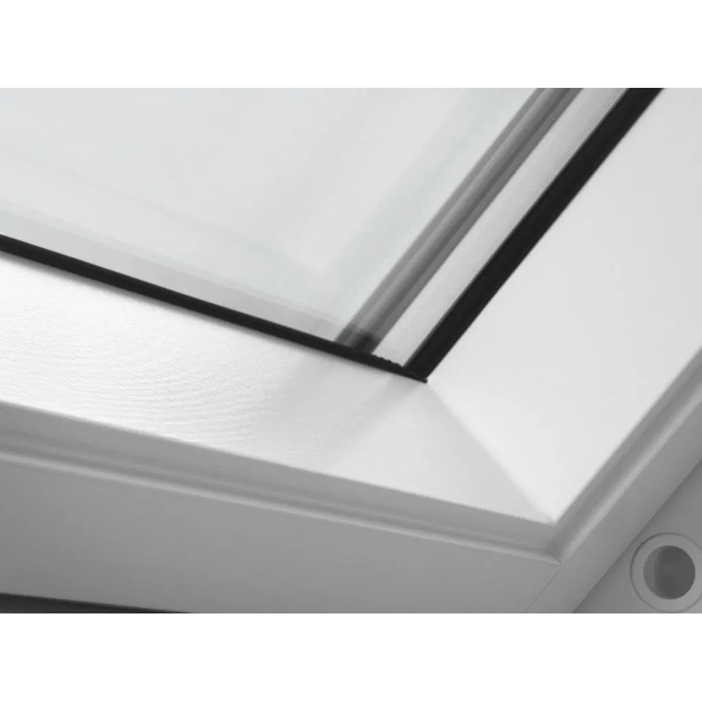 VELUX GGL FK04 2068 Triple Glazed Rain Noise Reduction White Painted Centre-Pivot Window (66 x 98 cm)